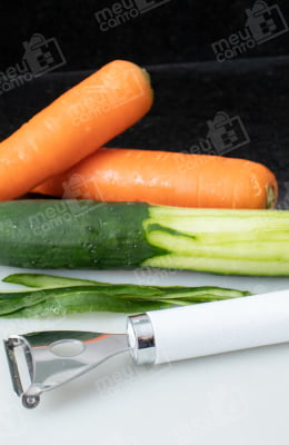 Descascador Culinário Multifuncional De Legumes e Verduras Laminas em Aço Inox e Cabo Em Plástico