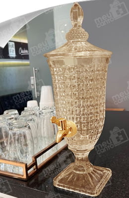 Suqueira Dispenser Âmbar Com Pé Cristal Ecológico Vidro Torneira Ouro Sucos Drinks Água Filtro Design Chevalier 2 Litros