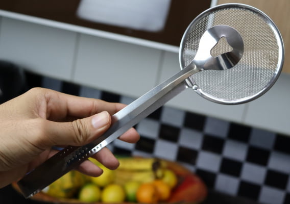 Escumadeira para frituras com pegador utensílio de cozinha em aço inox 29cm uni ud190129