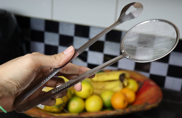 Escumadeira para frituras com pegador utensílio de cozinha em aço inox 29cm uni ud190129