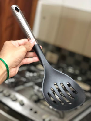 Escumadeira para frituras nylon e aço inox preta 35cm uni utensilio de cozinha uni UD190117