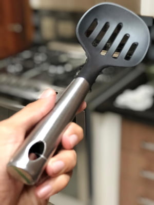 Escumadeira para frituras nylon e aço inox preta 35cm uni utensilio de cozinha uni UD190117