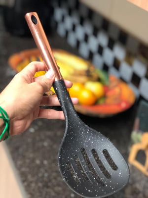 Escumadeira para frituras pp e aço inox preta rose 35cm utensilio de cozinha ck3543
