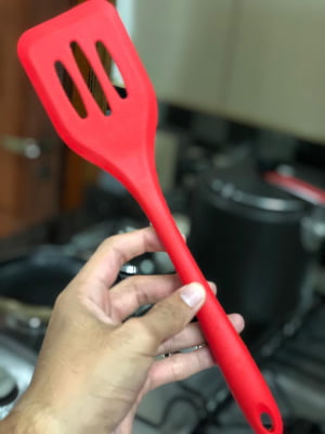 Espátula fritura chapeiro vazada vermelha em silicone 29cm MimoStyle mimo5909