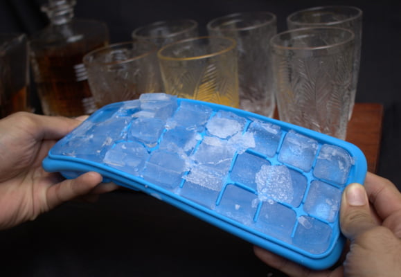 Forma de gelo papinha de silicone 24 cubos azul com tampa uni su191329