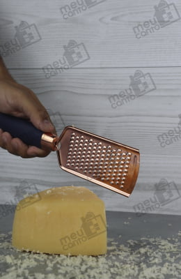 Ralador de Aço inox Rose e Silicone Prático e Ágil na Cozinha Para Queijos Chocolates Uso Manual 25cm